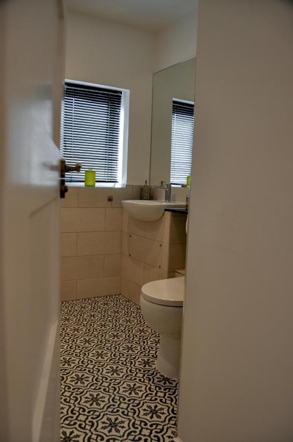 Upstairs At 33 - Self Check In Boutique Accommodation In Worcester Centre エクステリア 写真